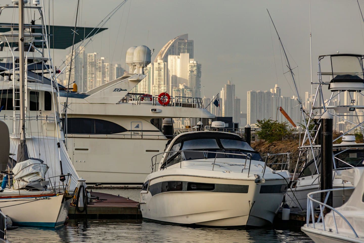 Yacht di lusso e barche a vela ormeggiati in una marina cittadina.