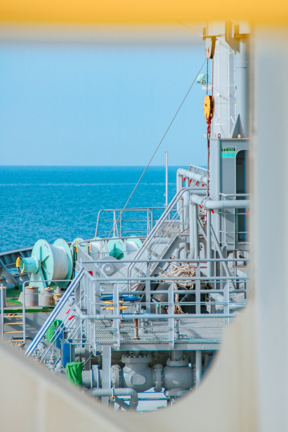 Attrezzature industriali e tubi sul ponte di una nave.